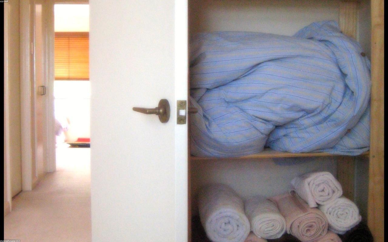 Illustration éditoriale pour linge airbnb : draps, serviettes et organisation entre deux séjours