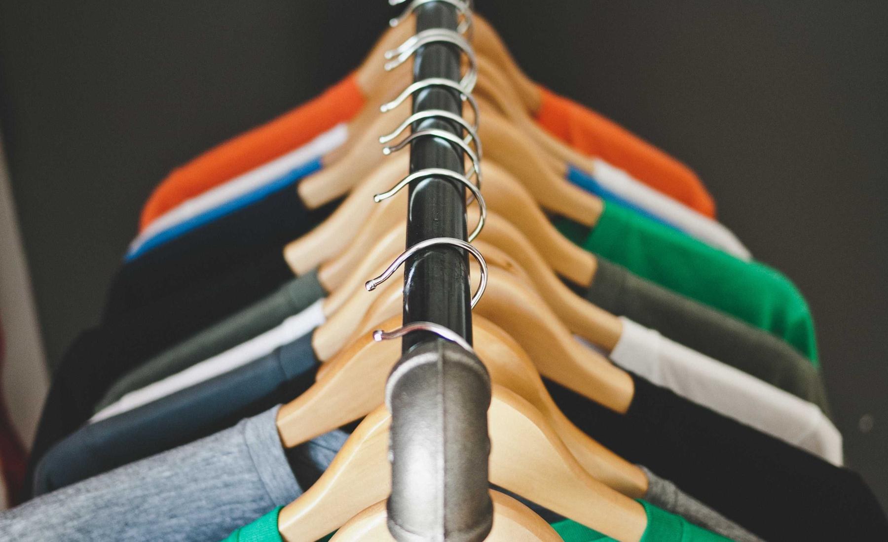 Illustration éditoriale pour rotation courte durée : comment enchaîner ménage et linge sans stress
